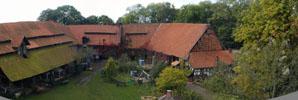 02_courtyard-pano_20011026 (233KB)